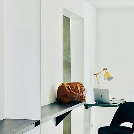 Canaryislandshost L Boya